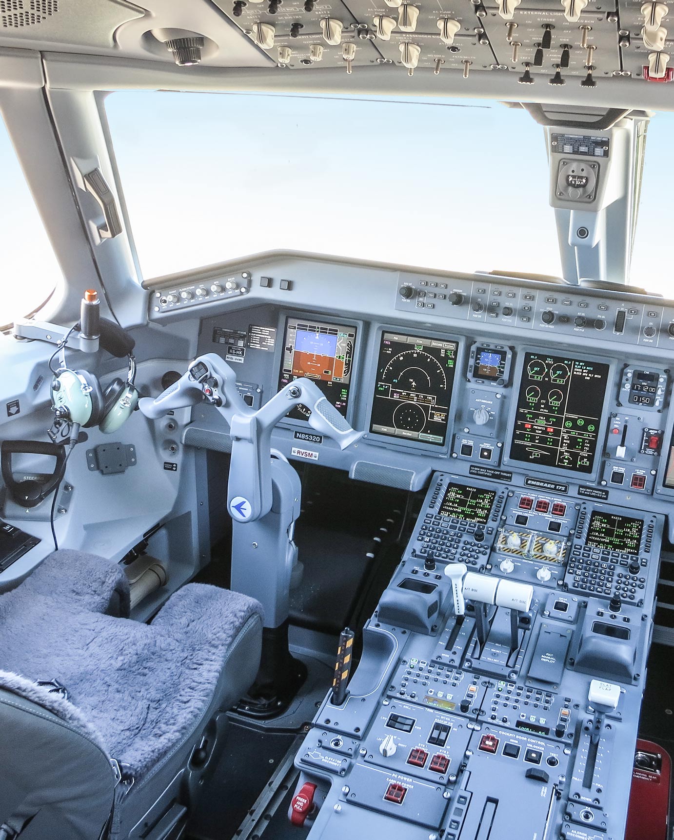 ERJ 175 Cockpit