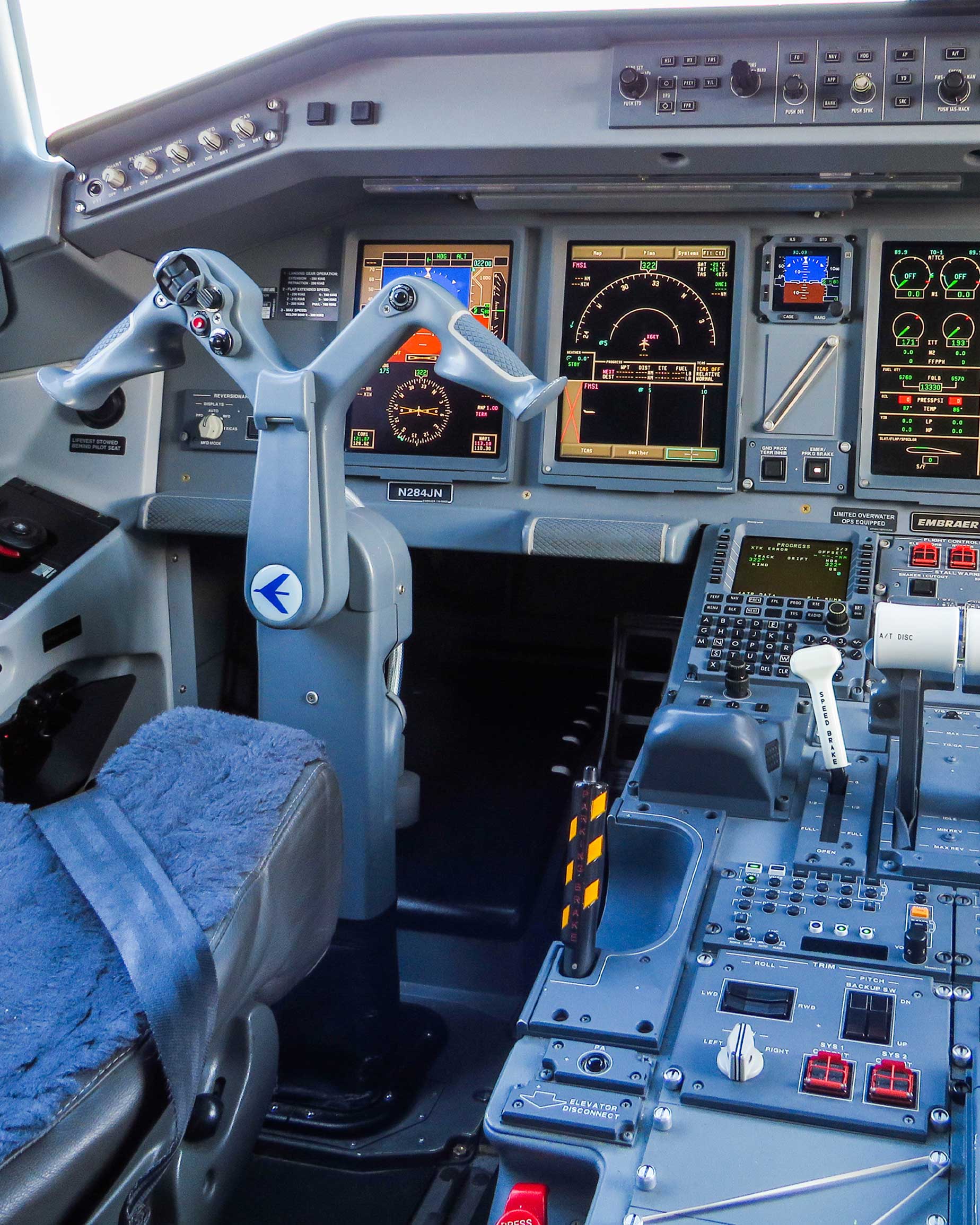 Commercial aircraft flight deck